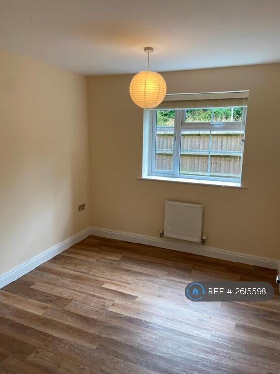 Bedroom 2: 3.07m x 2.64m