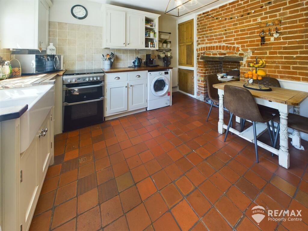 Kitchen (2).jpg