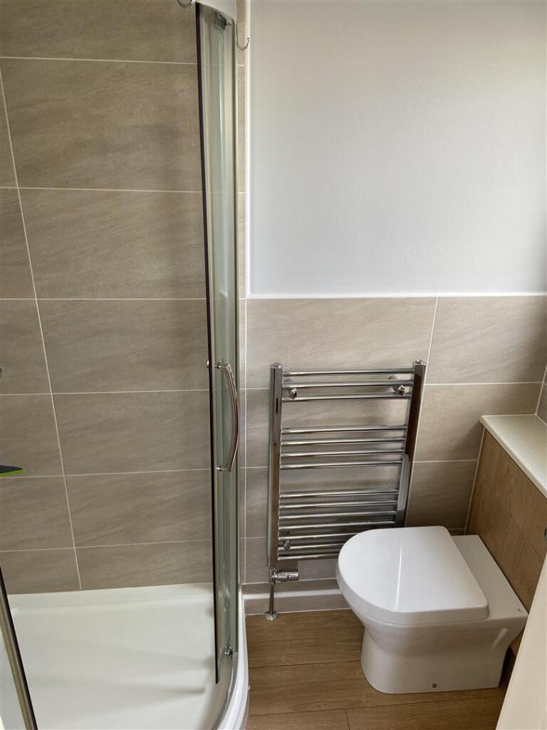 Ensuite, bed 1