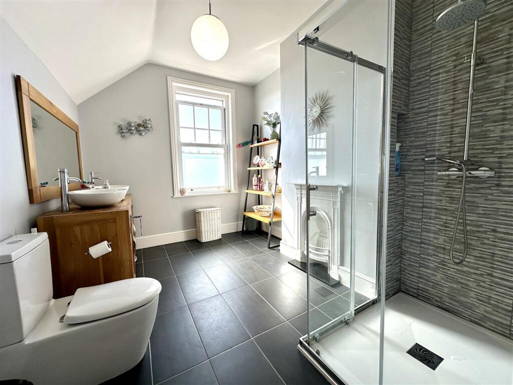 SHOWER ROOM
