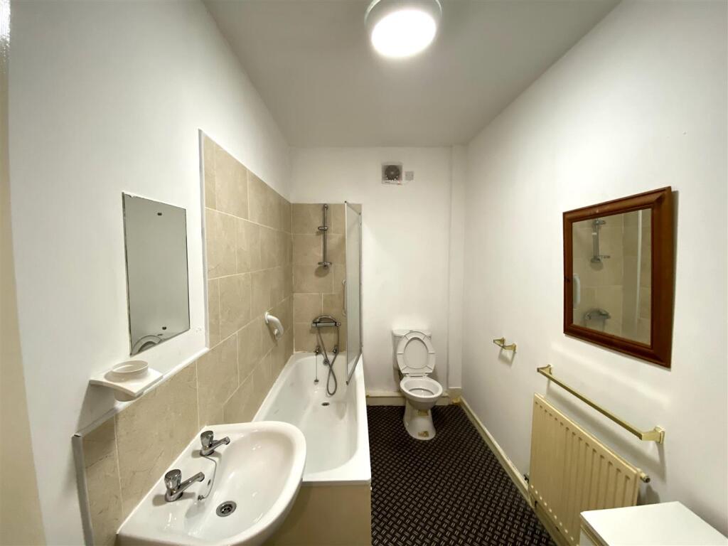 f1.1eg.bathroom.JPG
