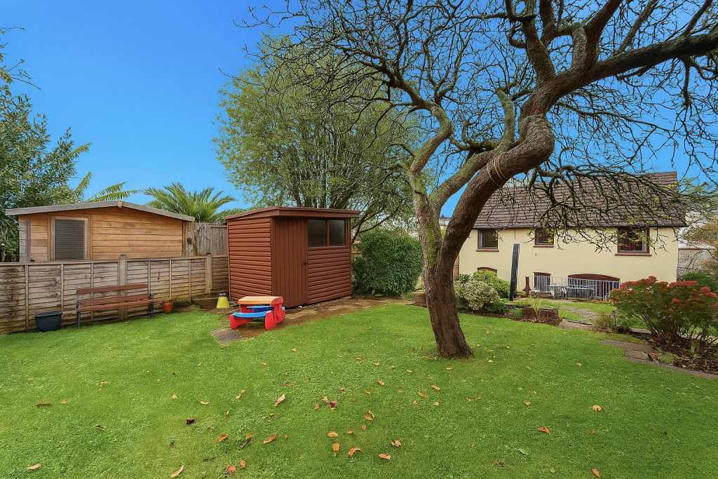 Rear Lawn Towards House.png