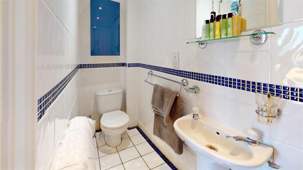 Hollingworth-Close-Bathroom 2.jpg