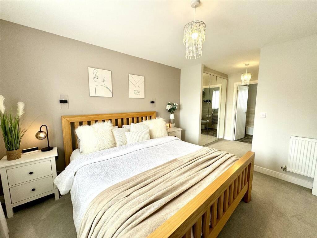 MAIN BEDROOM SUITE