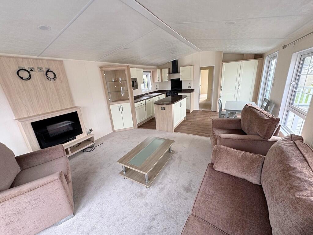 Lounge to Kitchen...