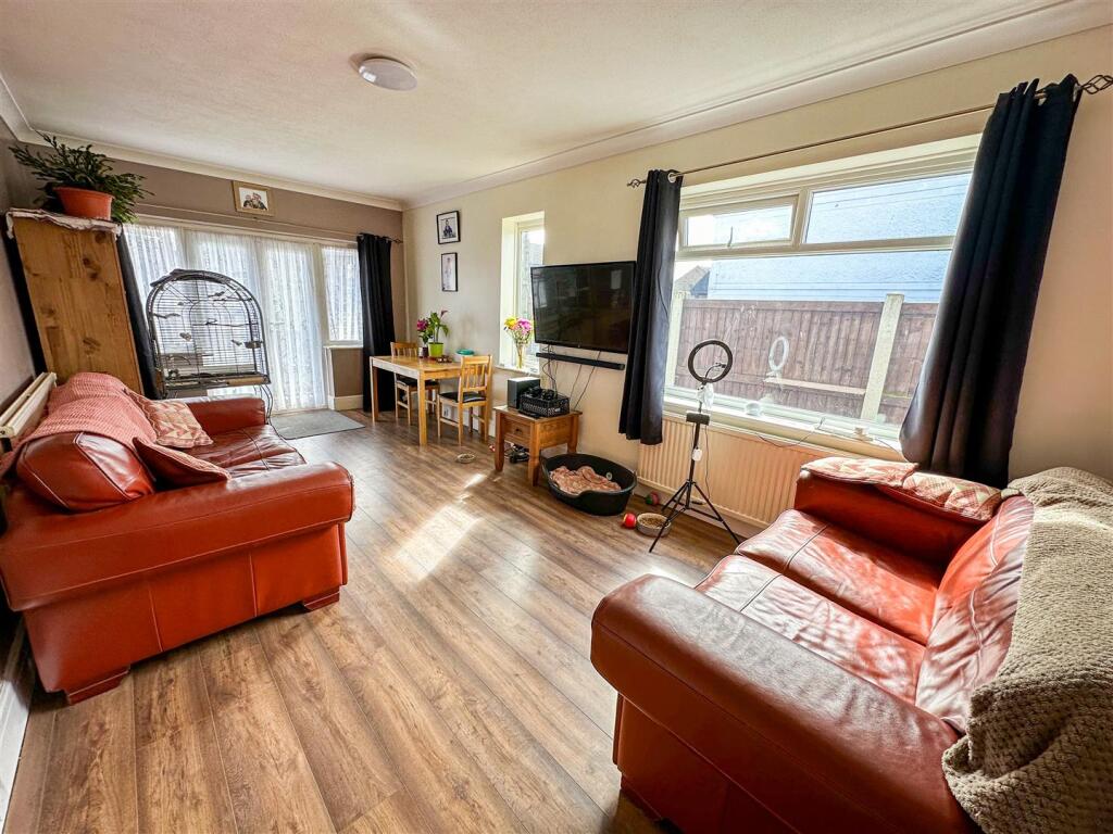 ALTERNATE VIEW OF LOUNGE/DINER