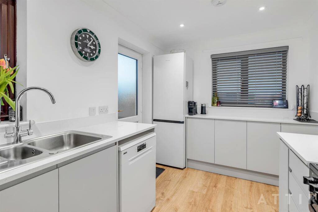 93 Dukes Drive Halesworth IP19 8TJ (8).jpg