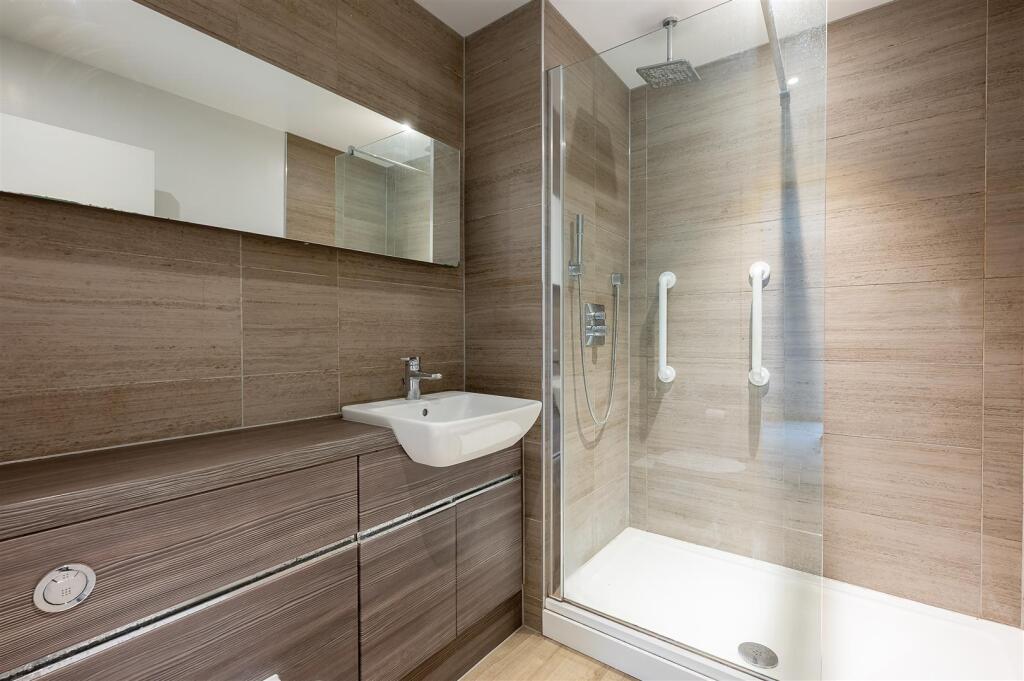 EN SUITE