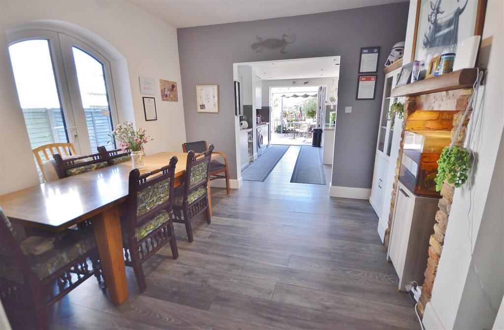 DINING ROOMN