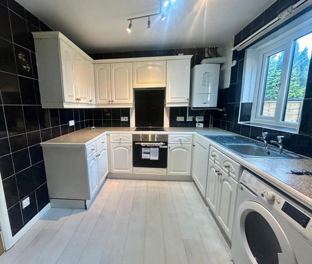 Kitchen 2.jpg
