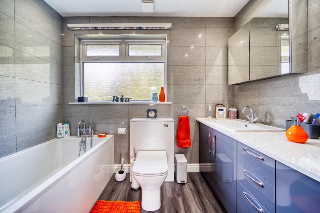 15 - family bathroom.jpeg