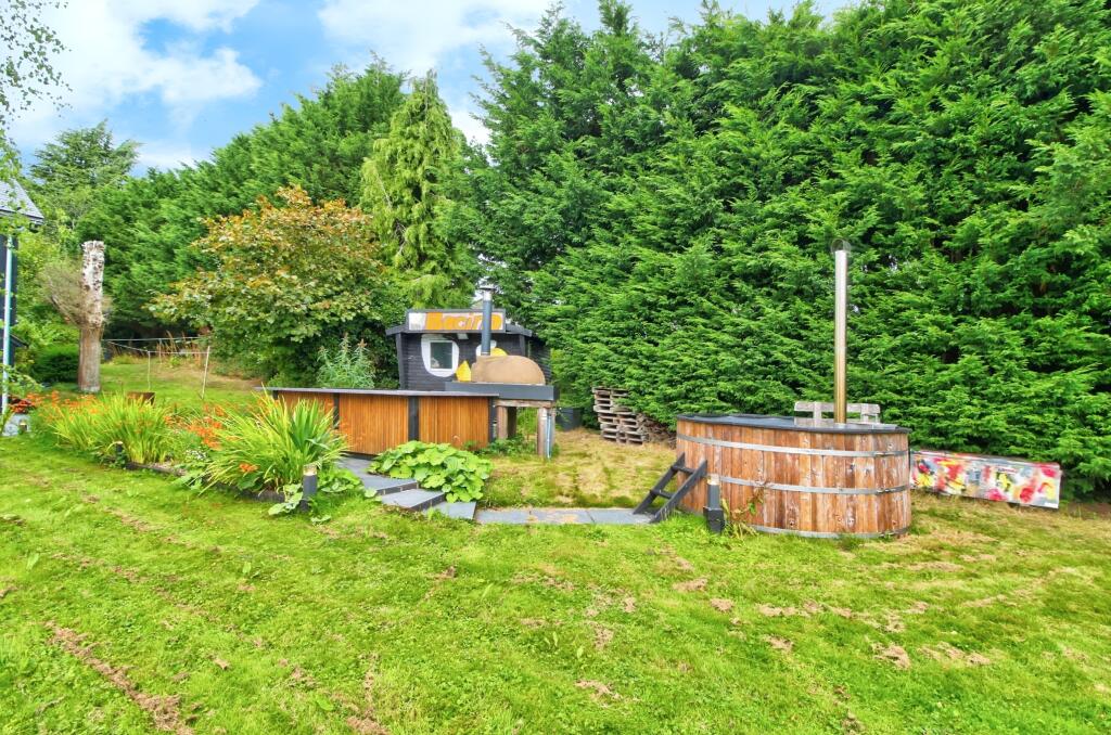 Outdoor Bar, Kitchen and Hot Tub