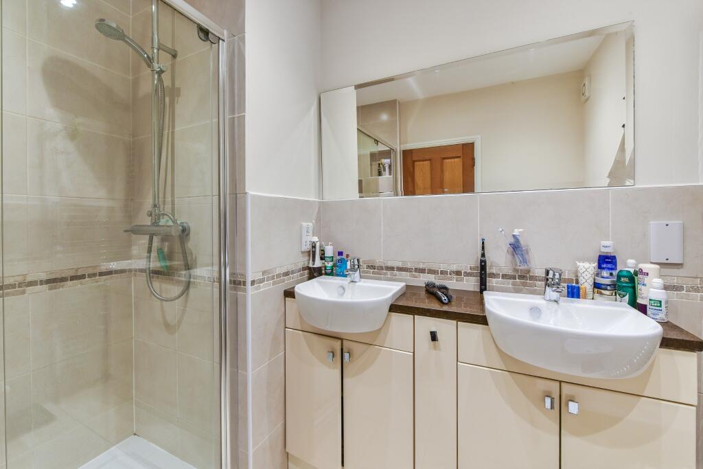 EN-SUITE SHOWER ROOM