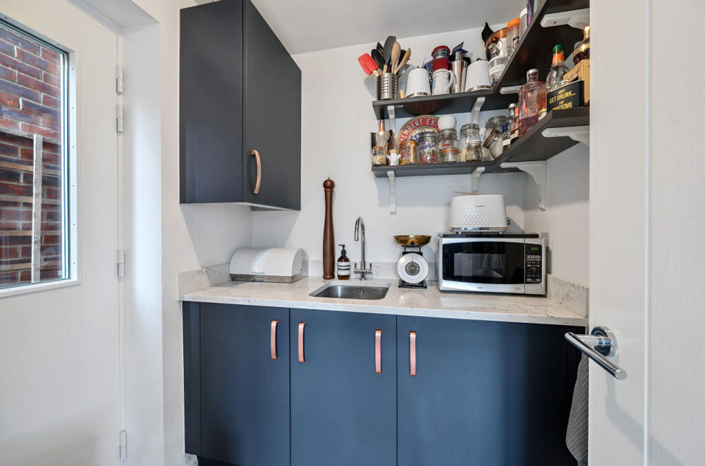 1301746-12-683dc3...