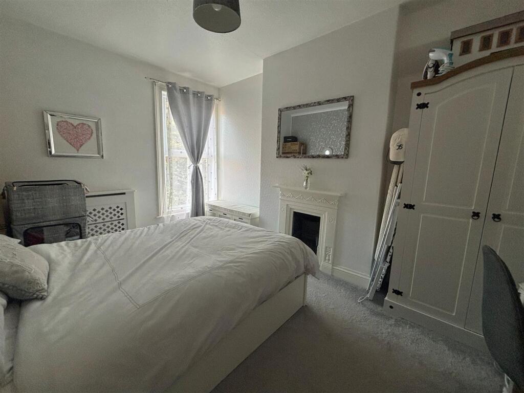 Bed 2.jpg