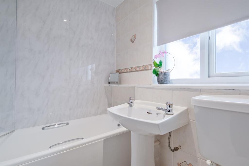 036-32 Kenmore Way, Carluke ML8 5RZ.jpg