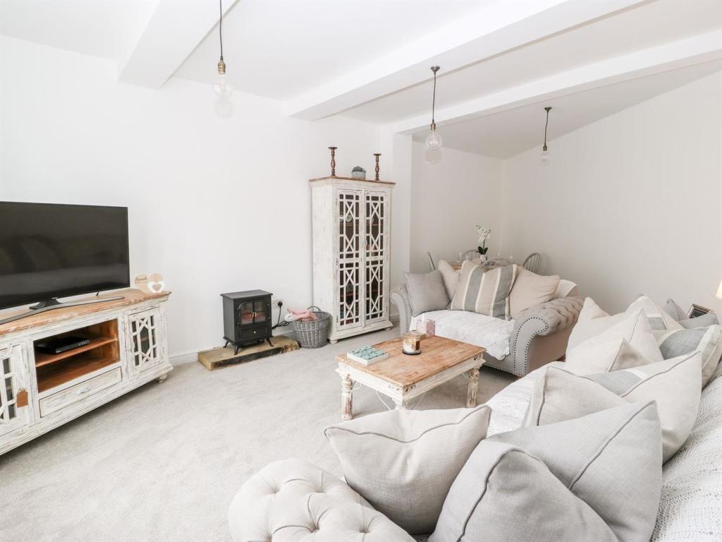 OPEN-PLAN LOUNGE/DINING ROOM