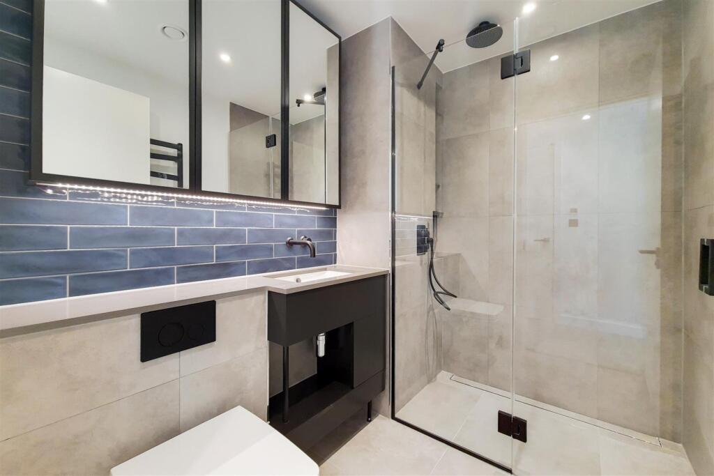 4_Main Ensuite-0.jpg