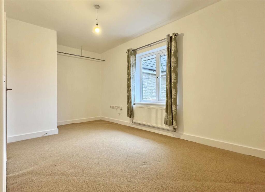 Master Bedroom b.jpg