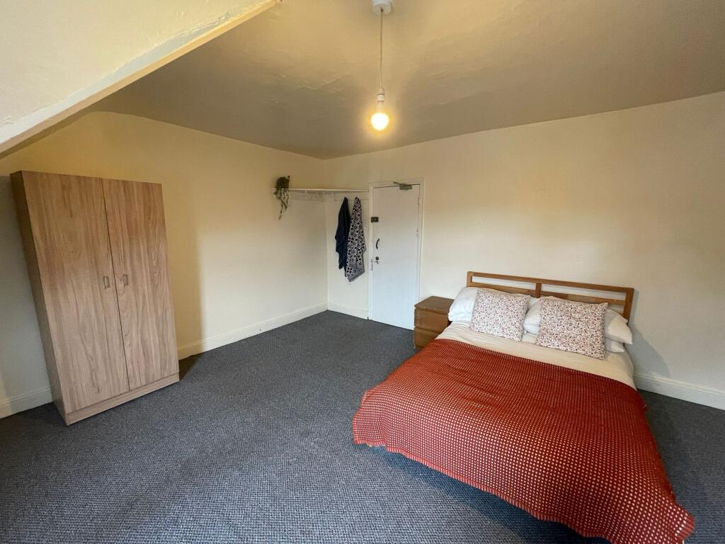 A cozy bedroom featuring a comfortable double b...