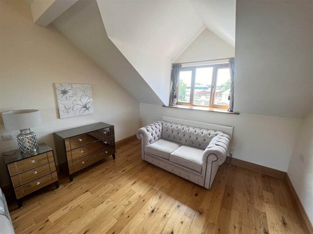 master bed 2.JPG