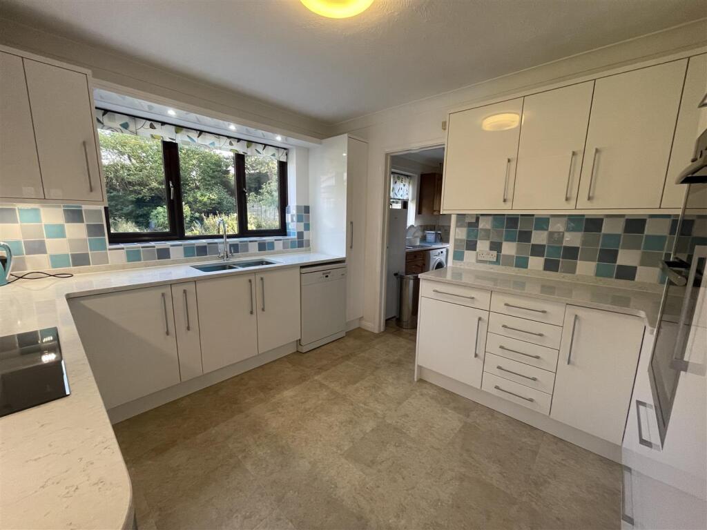 Kitchen 1.jpg