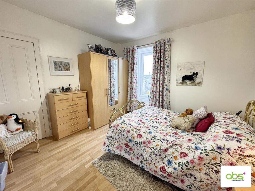 bed 1.jpg