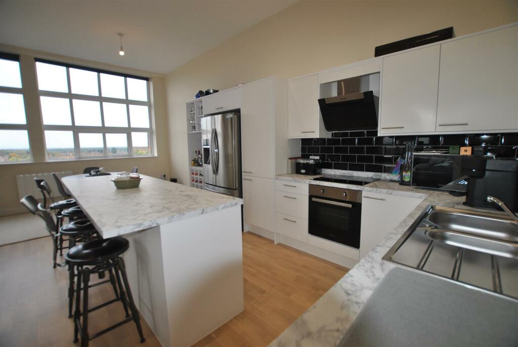 OPEN PLAN LIVING/KITCHEN AREA