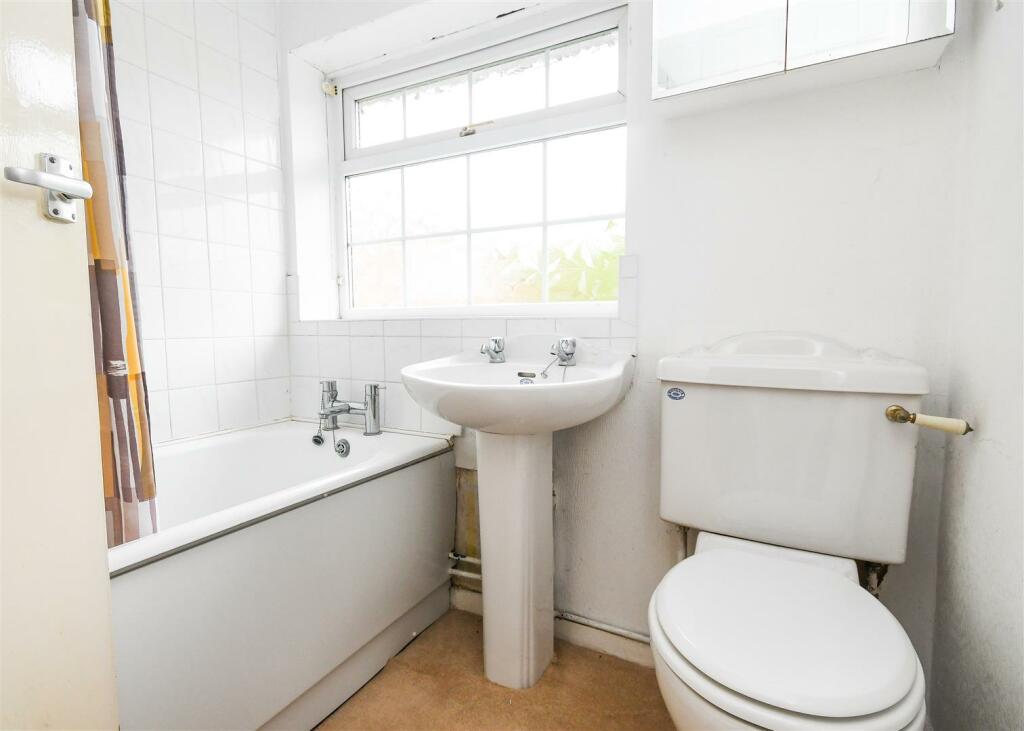 30 The Pavement -Bathroom.jpg