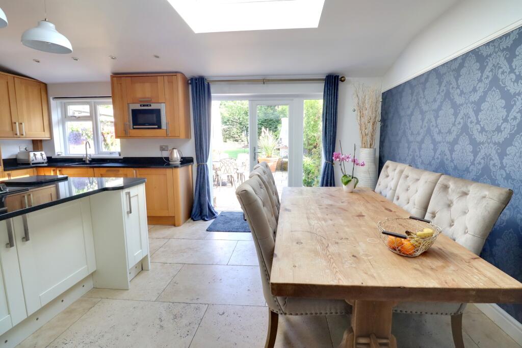 KITCHEN/BREAKFAST ROOM