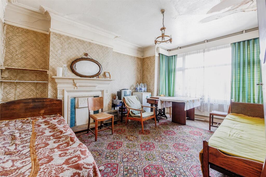 18 Buxton Gardens-12.jpg