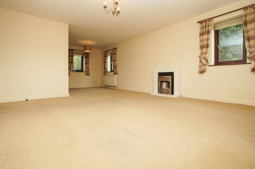 Open plan dining lounge/kitchen