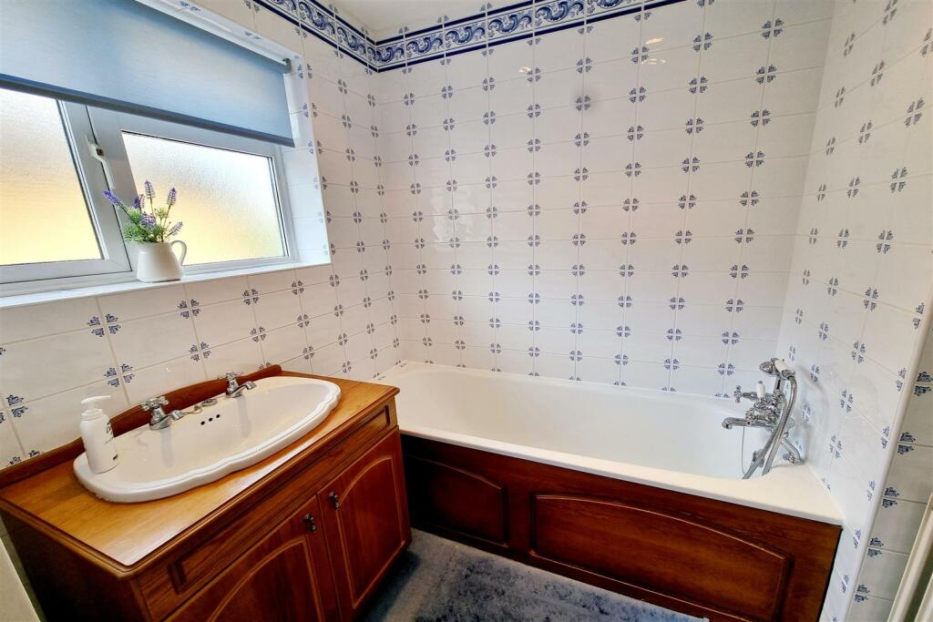 BATHROOM/WC:
