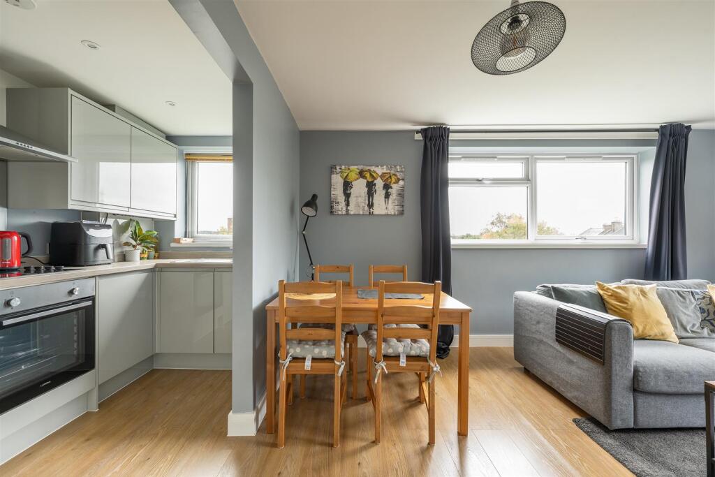 Lynwood Close, E18