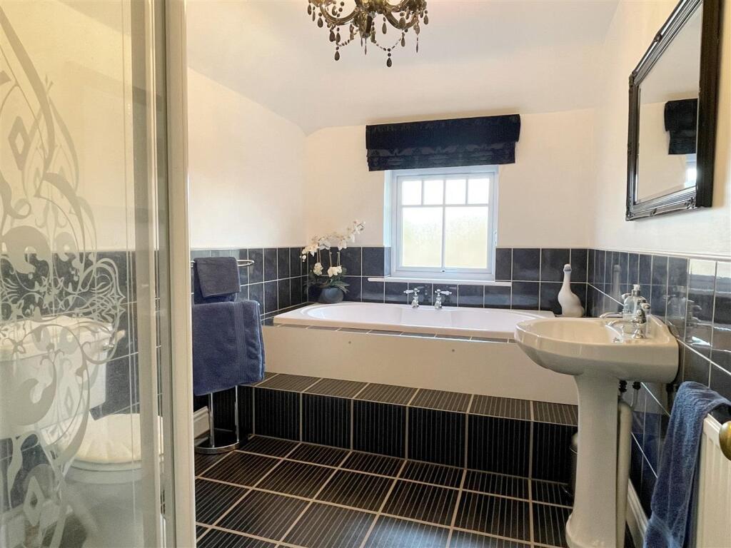 Bathroom 1.JPG