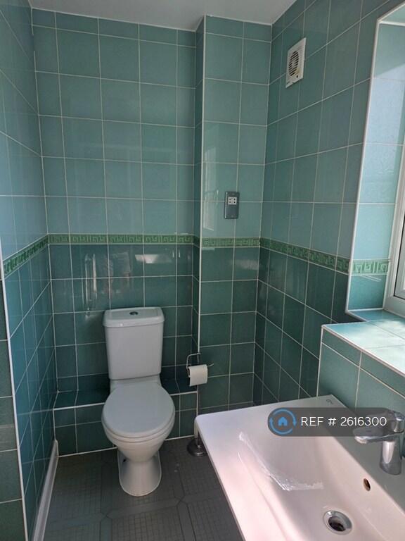 Bedroom 2 En Suite Pic 2