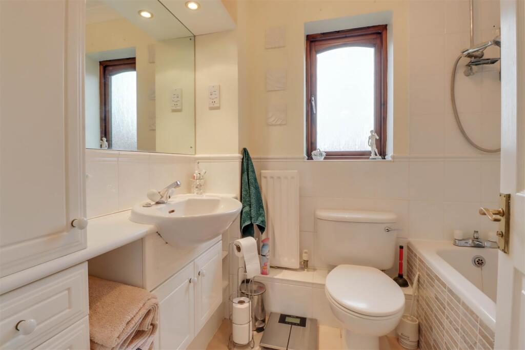 38 MERSEA CRES INSIDE-12.jpg