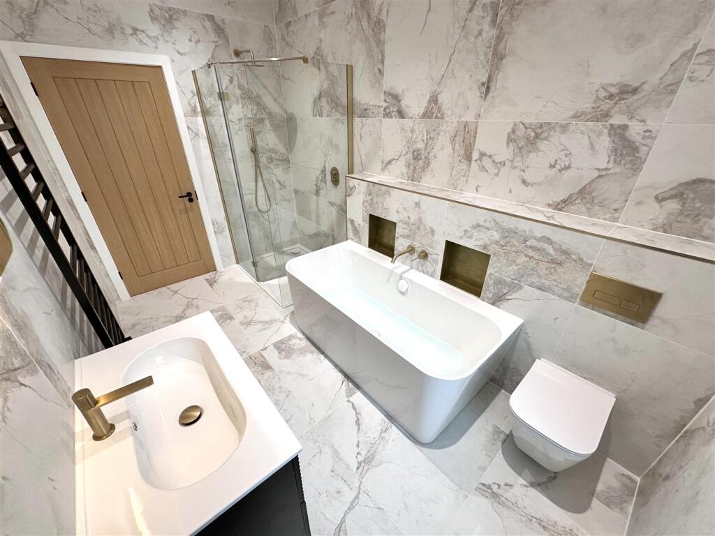 Four-Piece Family Bathroom 537