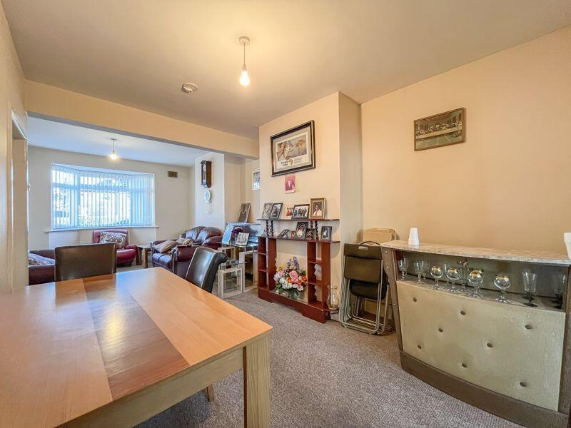 LIVING ROOM/DINER