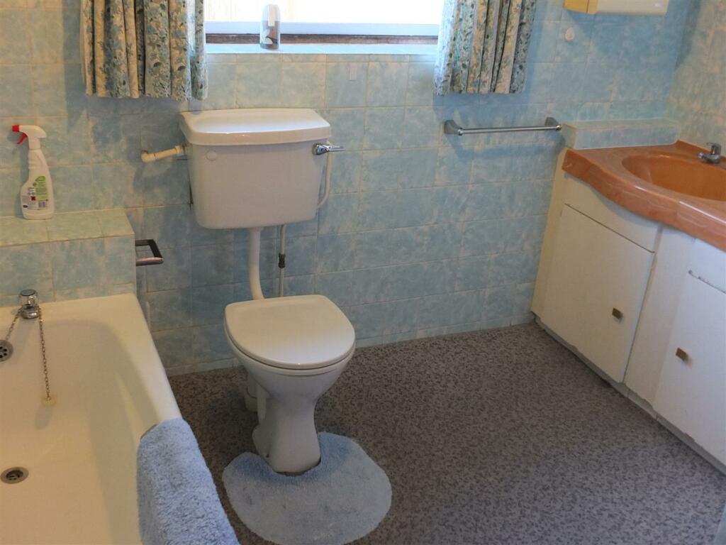 87 Bridge Road Bathroom To let.JPG