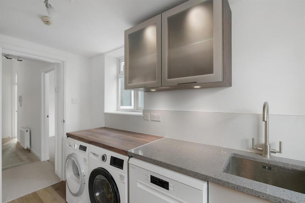 Kitchen 2.jpg