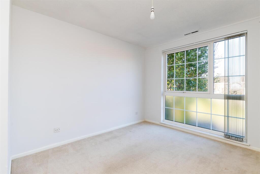 18 Milne Close (5 of 16).jpg