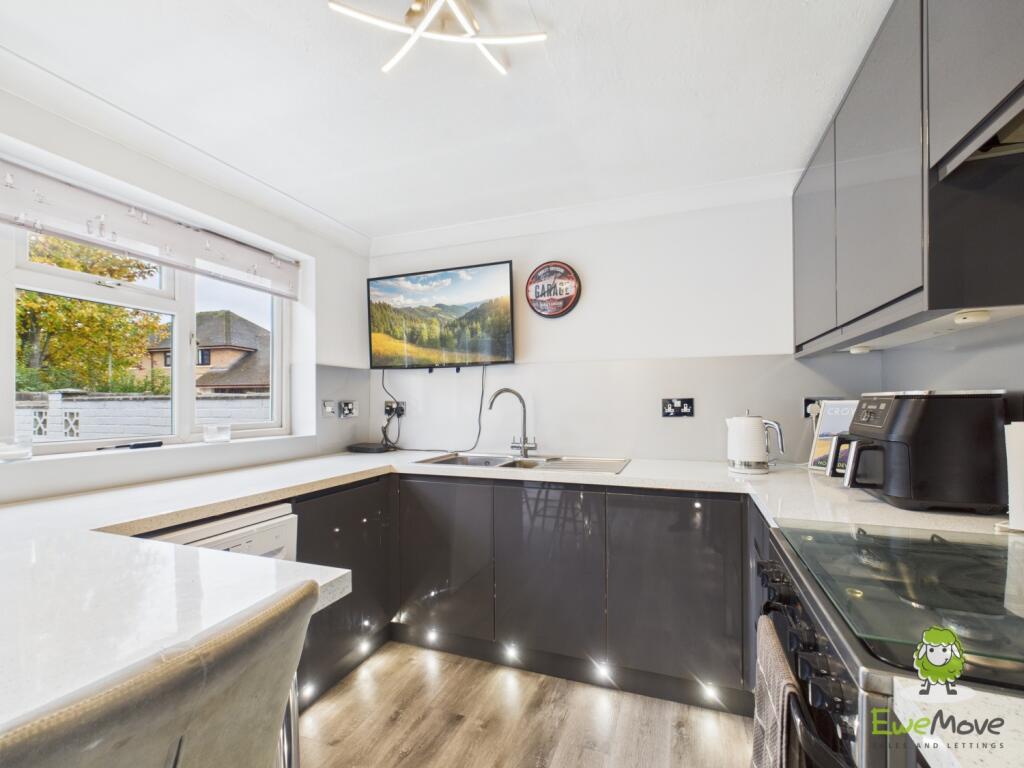 EweMove Estate Agents Basingstoke - Lea Close - Ki