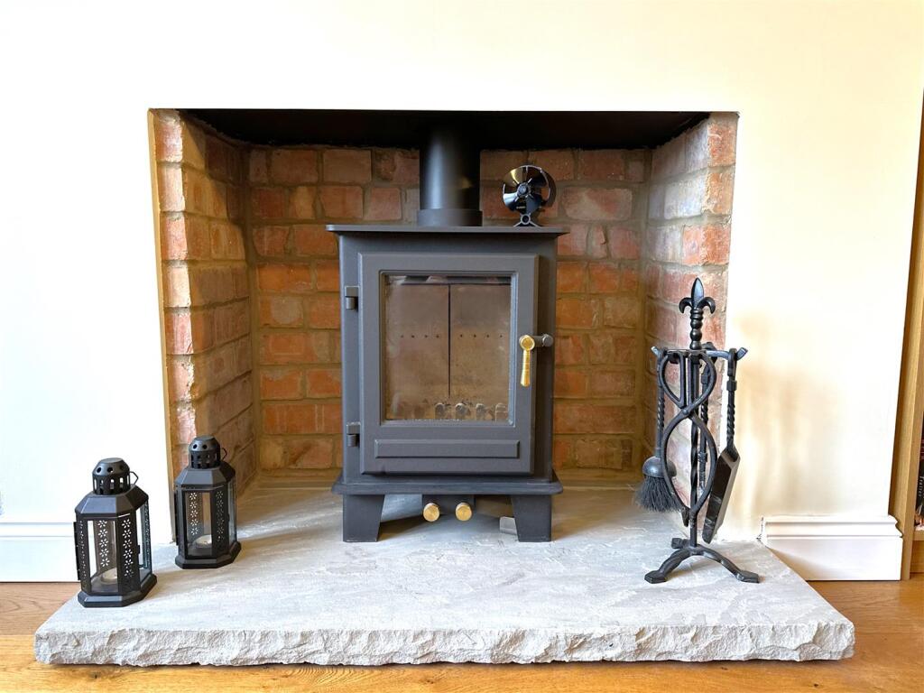 Feature Fireplace &amp; Inset Log Burner 601