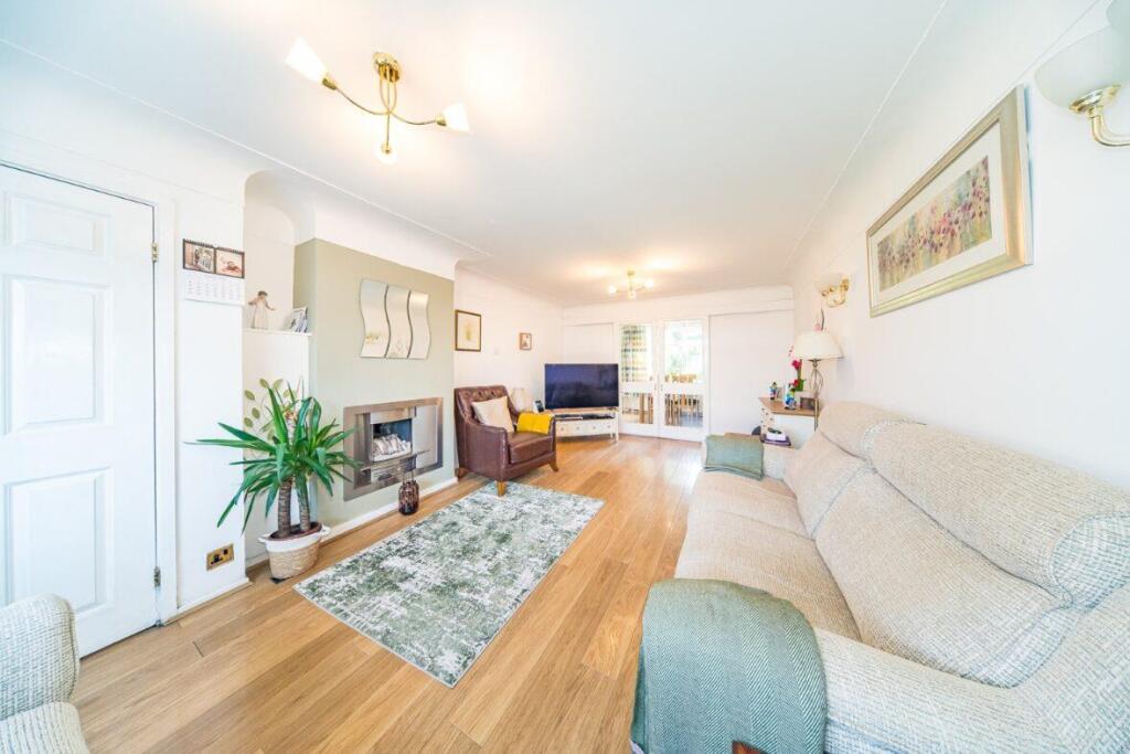 9 Pratt Road lounge.jpg