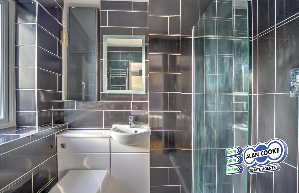 EN-SUITE SHOWER ROOM