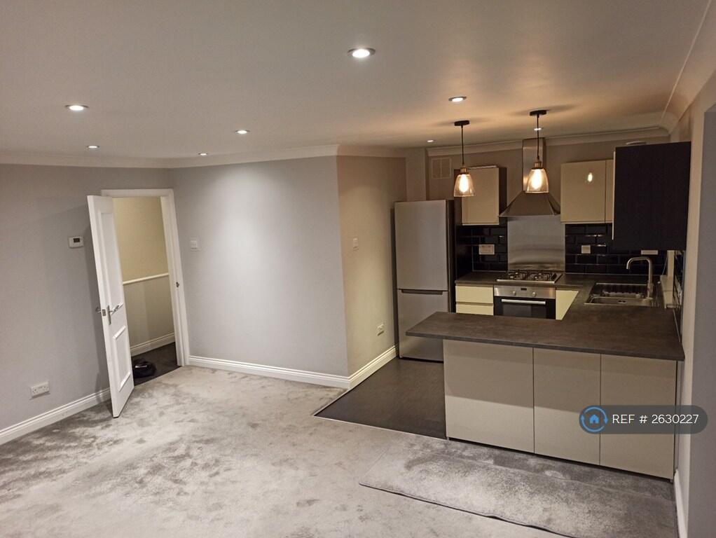 Open Lounger/ Kitchen