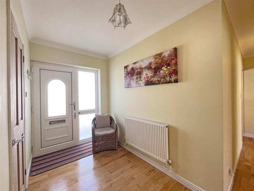 Briarleigh Close 21 Entrance Hall.jpg