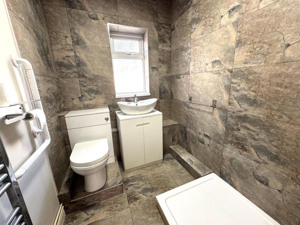 SHOWER ROOM.jpg