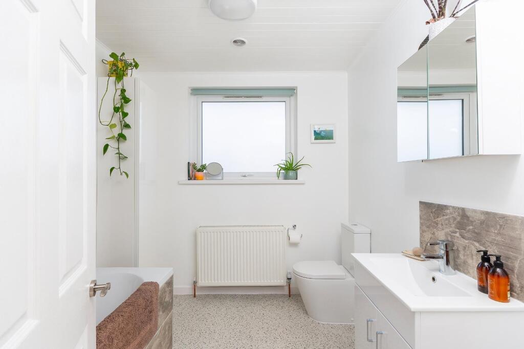 0B7RAN - Bathroom C.jpg